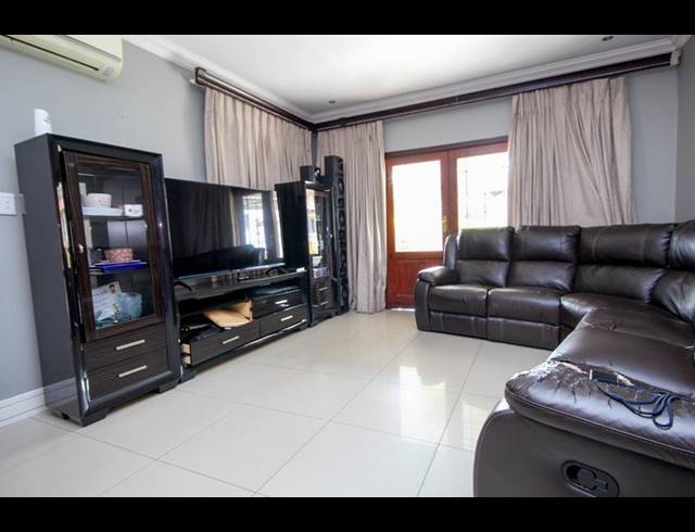 5 BEDROOM TOWNHOUSE FOR SALE IN THATCHFIELD